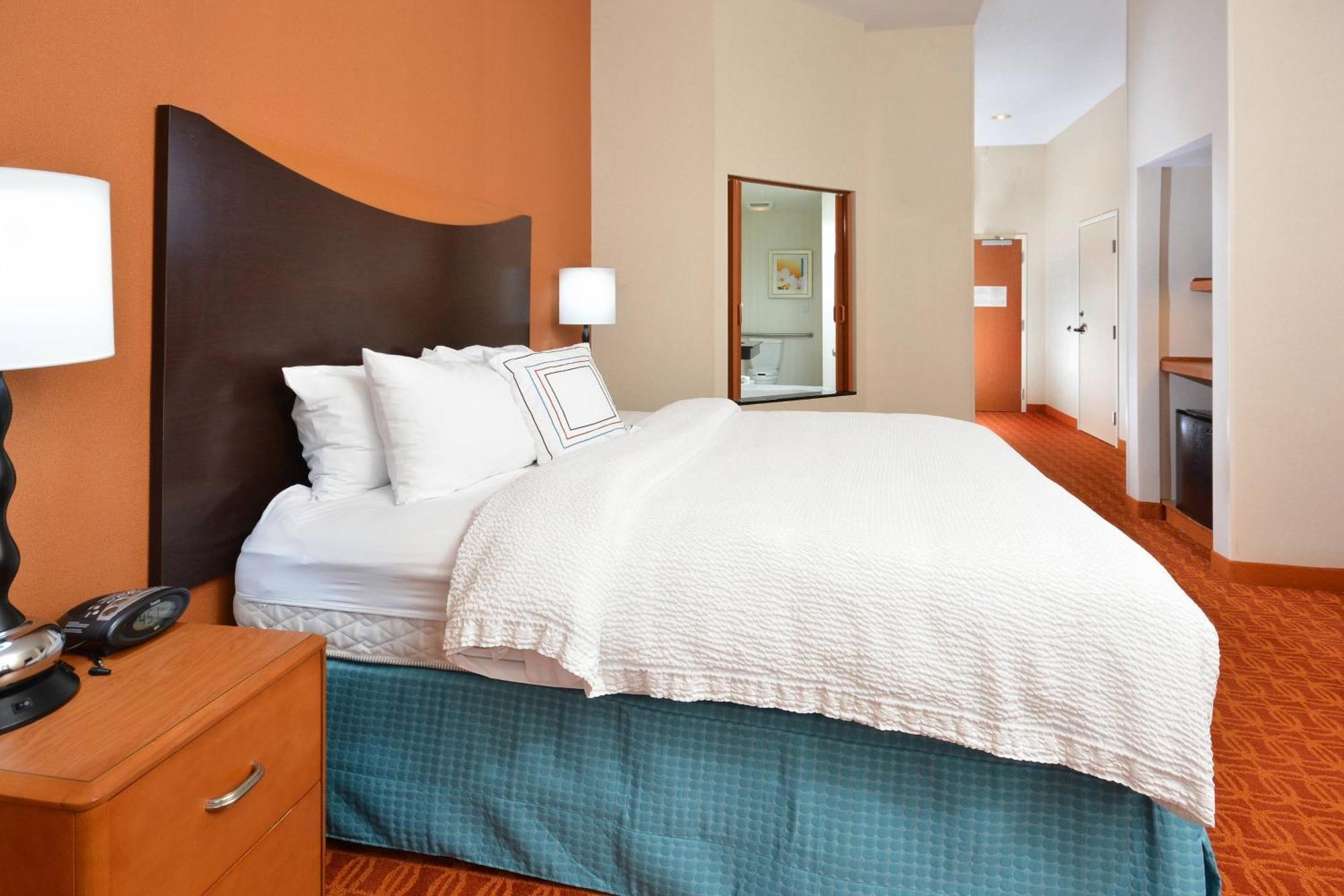 Fairfield Inn & Suites Уайтевилл Экстерьер фото